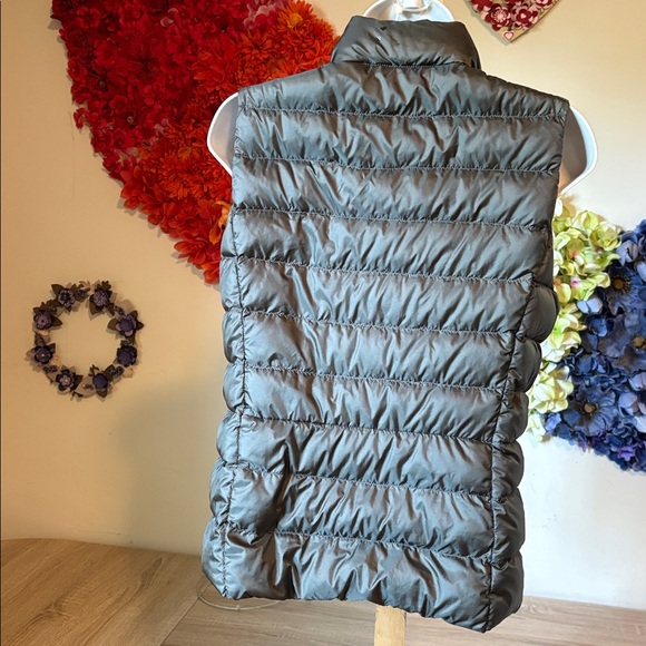 Uniqlo green grey ultra light vest EUC - Picture 6 of 10
